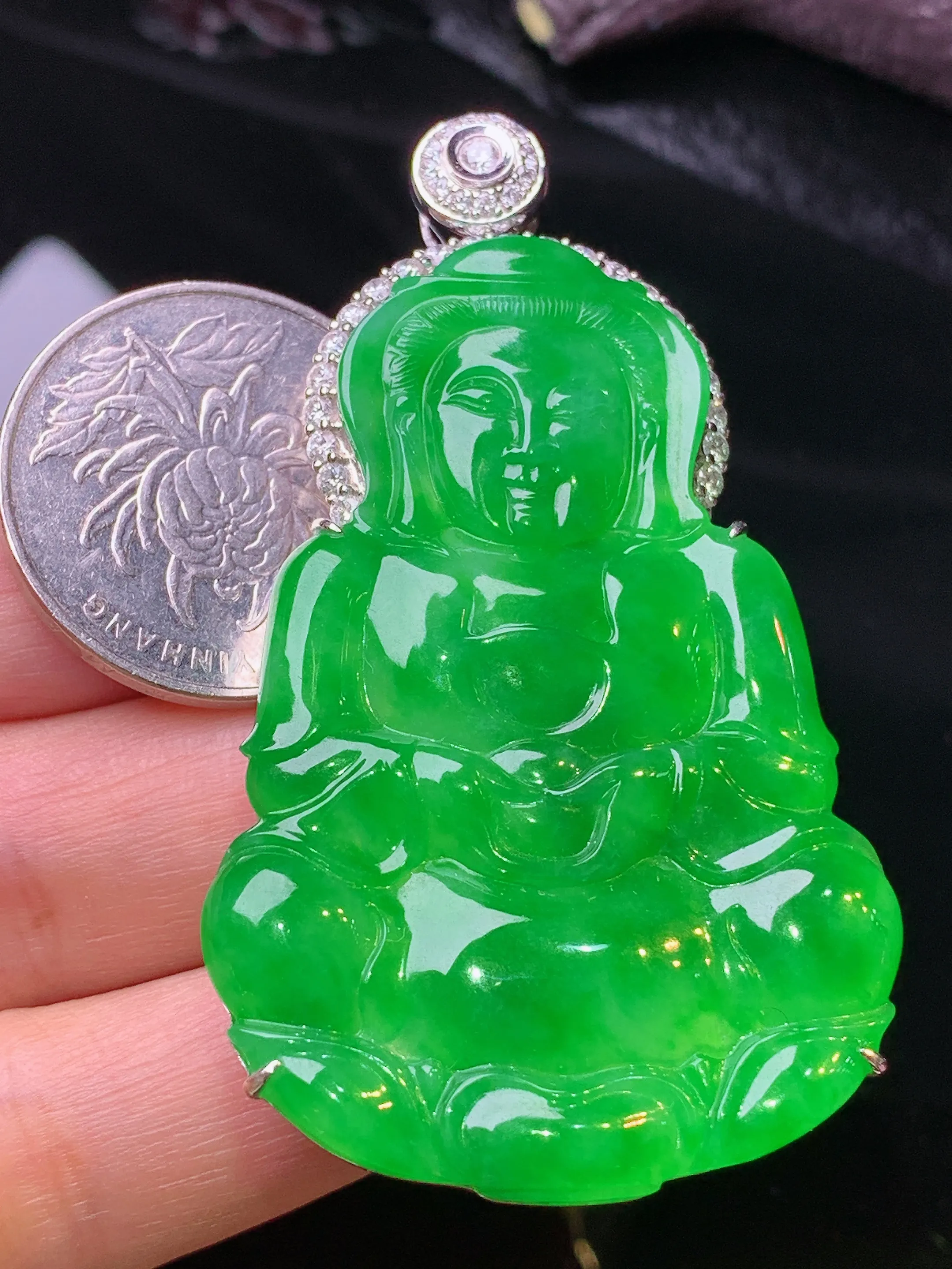 18k金钻镶嵌满绿观音菩萨吊坠 玉质细腻 色泽清新艳丽 整体尺寸62.2*35.8*10