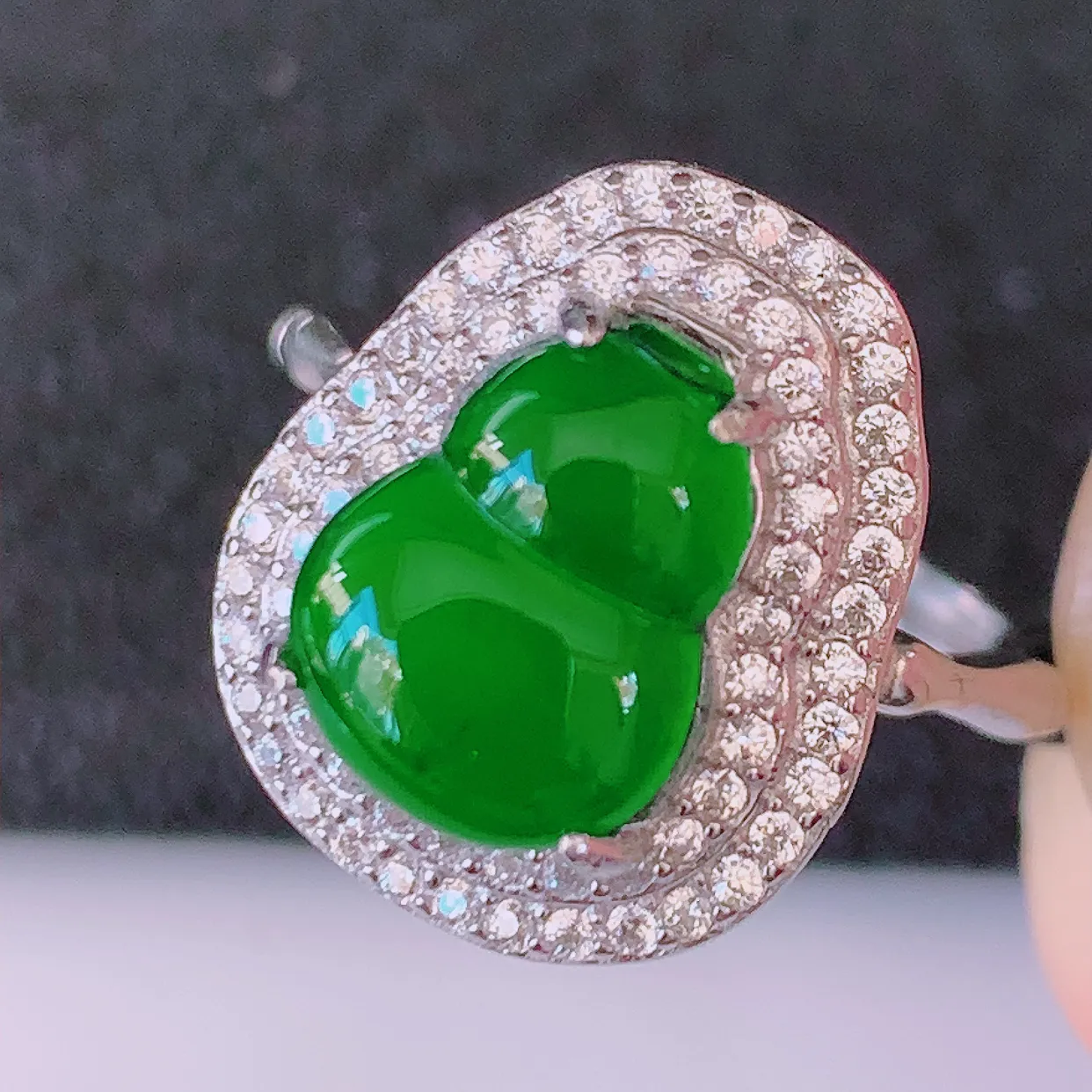 冰透满绿翡翠925银镶嵌葫芦戒指，自然光实拍，翠色灵动，颜色漂亮，种老水足，品相佳，佩戴佳品！#97.16（圈口可调大小）整体27.5*16*9.5裸石10*7.6