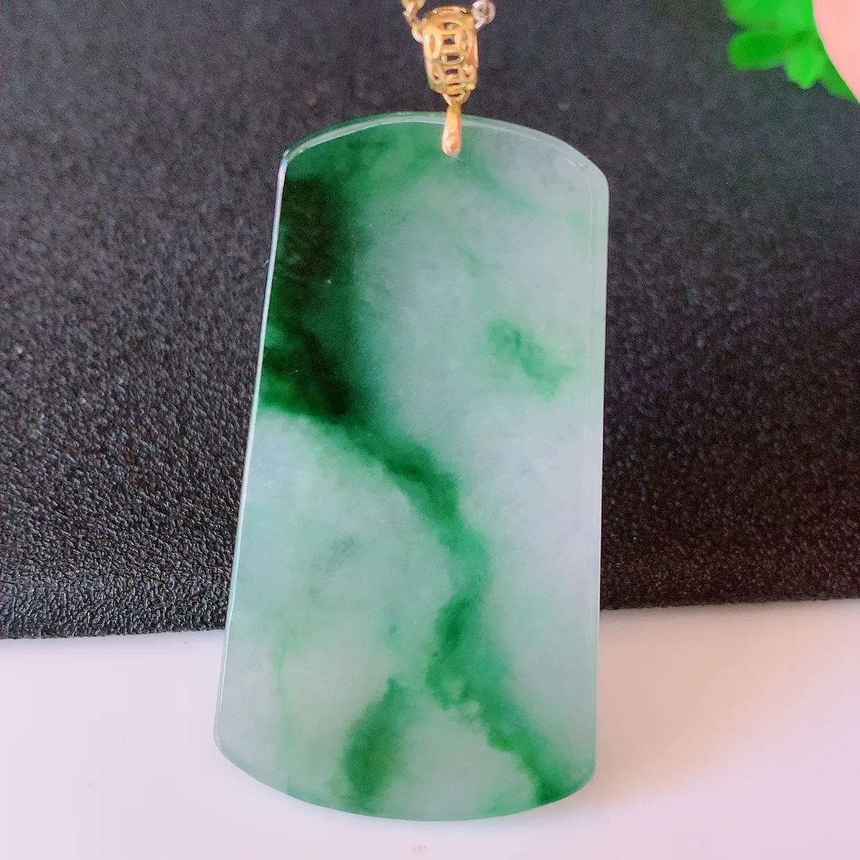 18K金镶嵌冰种飘绿翡翠平安无事牌吊坠，翡翠无事牌，平平安安，无事牌翠色灵动，佩戴平安时尚！#41.