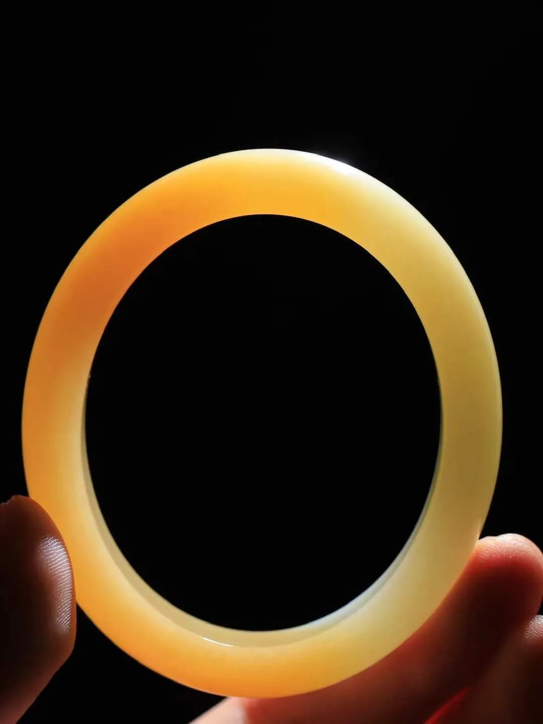 【贵妃镯.玉腕清响】    

精品和田玉糖白玉贵妃镯，玉质温润细腻 油性十足 相传杨贵妃十分喜爱椭圆形态手镯，后人称其为贵妃镯。因其形与人手腕形相吻合，佩戴更服帖，别具妩媚风格。
重44.2克   内径53-47mm尺寸11.7-8mm   fDL-101251716