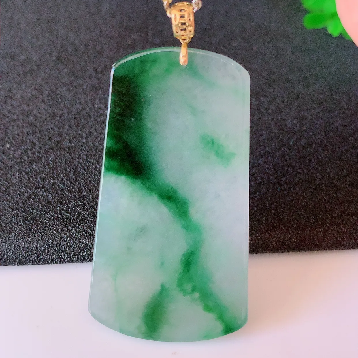18K金镶嵌冰种飘绿翡翠平安无事牌吊坠，翡翠无事牌，平平安安，无事牌翠色灵动，佩戴平安时尚！#41.16整体52裸石46*25.5*3.2