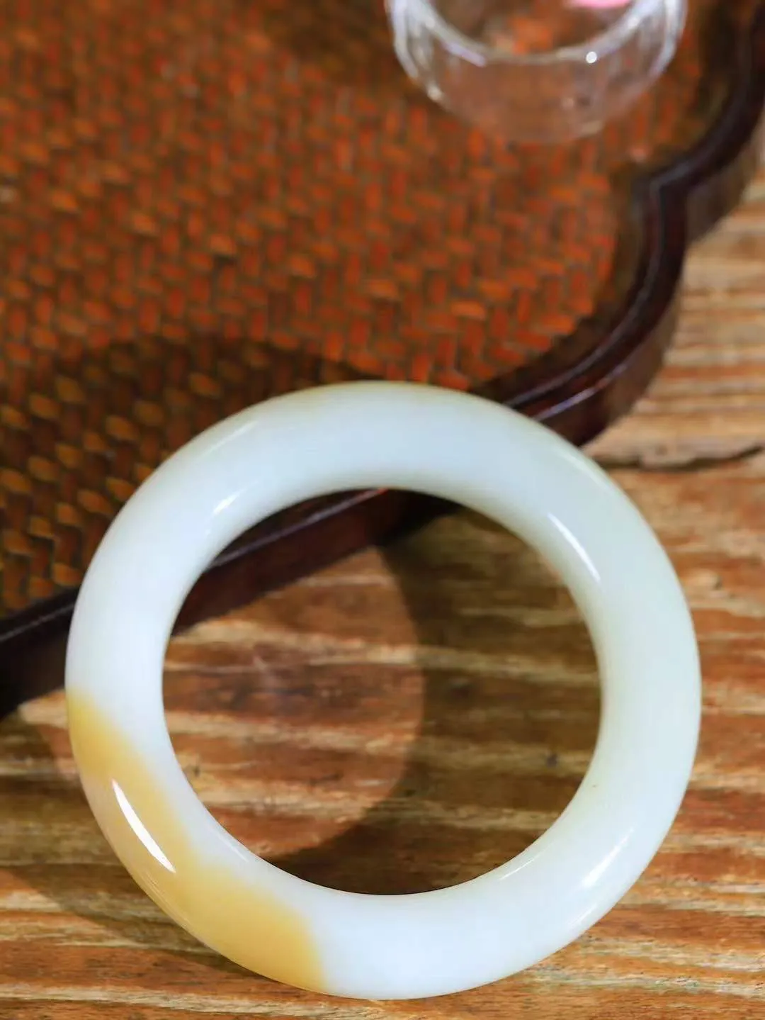 （一见倾心.手镯）

精品和田玉糖白玉手镯，玉质温润细腻 油性十足 手感舒适，高华雅逸，线条流畅，简约大气，美自天成，素雅高贵。佩戴于腕间，婉约之美，举手投足间透出那低调奢华。重93.3克 尺寸55-14.7-12.5mm161251830T