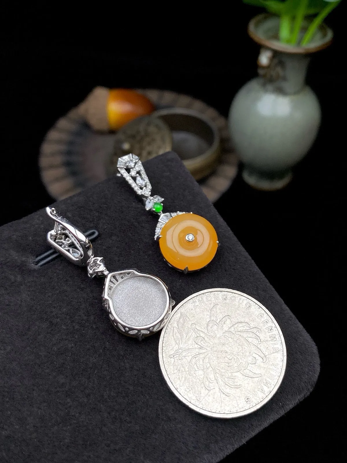 【冰种黄翡平安扣耳坠】质地细腻，种水上乘，纯净通透，收藏品质，18k金钻豪华镶嵌，裸石尺寸12.4*3.1毫米