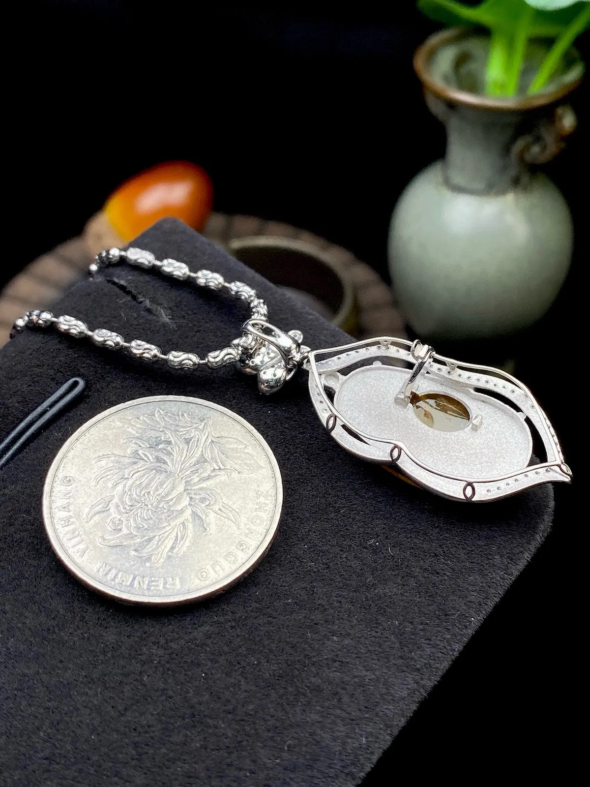 【冰种黄翡如意吊坠】种水很好，颜色漂亮，冰润通透，晶莹闪亮，18K金钻镶嵌，裸石尺寸22.6*13*2.6毫米