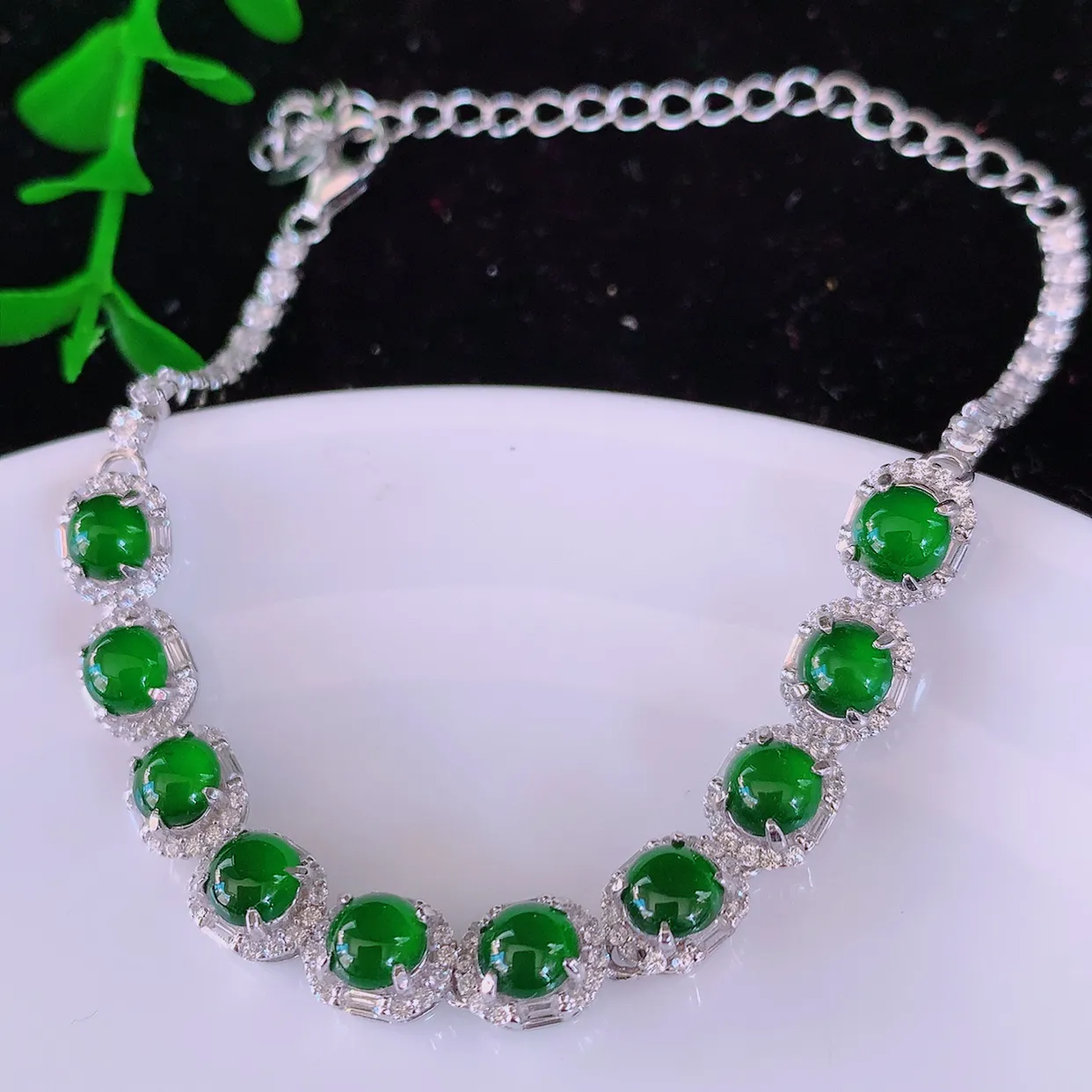 冰透满绿翡翠925银镶嵌手链，自然光实拍，翠色灵动，颜色漂亮，种老水足，品相佳，佩戴佳品！#97.16取一整体6*7.5*5.2裸石4.6*4.6