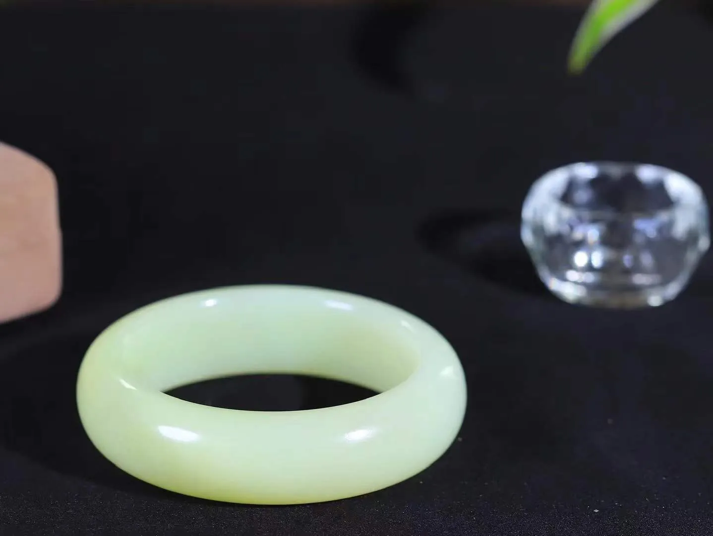 （冬日暖阳.手镯）

精品和田玉黄口料手镯 质地油润，大气雅致，清风明月潺潺，浮浮洗尽铅华随于心