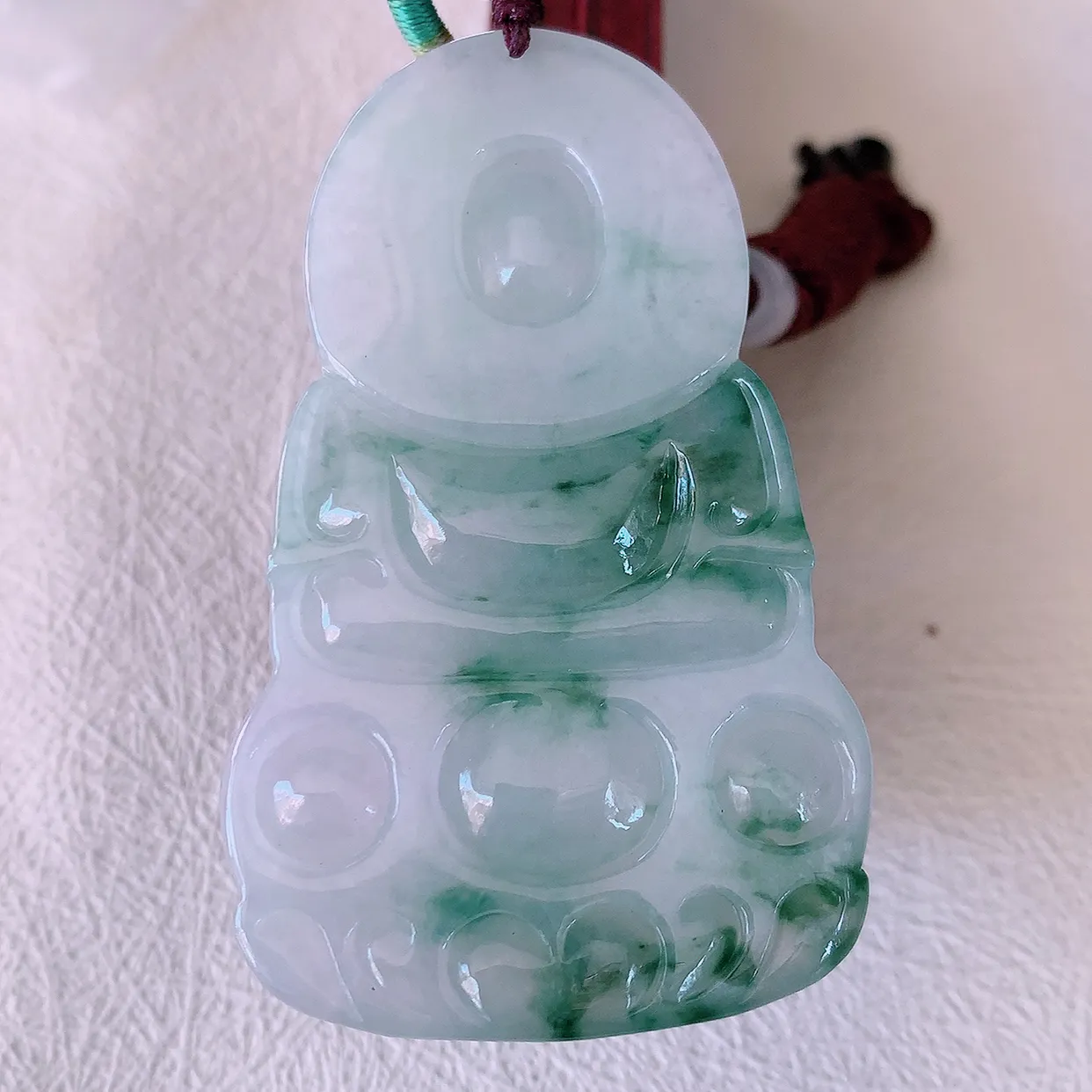 自然光实拍，大件冰飘花翡翠观音菩萨吊坠，赐福翡翠观音，翠绿迷人，观音面相端庄，佩戴时尚出众！#46.16