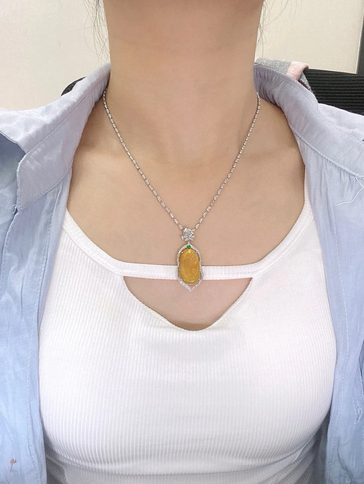 【冰种黄翡如意吊坠】种水很好，颜色漂亮，冰润通透，晶莹闪亮，18K金钻镶嵌，裸石尺寸22.6*13*2.6毫米