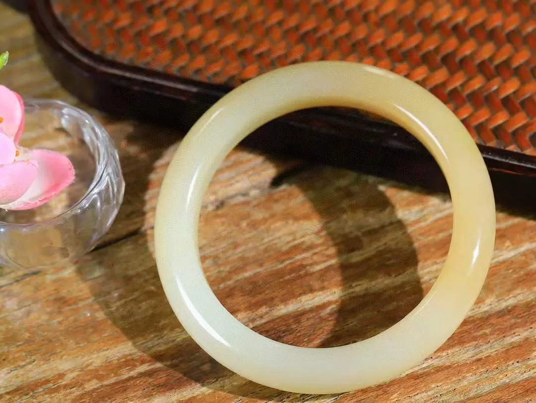 【花样年华·手镯】

精品和田玉糖白玉手镯，质地油润细腻，色泽高贵典雅，镯型古朴典雅。在诗情画意的雨巷相遇，你是我腕间的一抹风情，有你眸有深情，清风荡漾湖间静水，我愿俯身低眉，在烟波涟漪处，寻你深情倩影。内径55mm尺寸11-9mm 重48.2克fDT-781201841