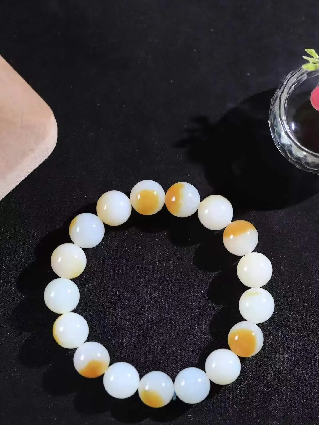 【珠圆玉润.手串】

精品和田玉糖白玉珠圆玉润手串 玉质温润细腻  整串打磨圆润，佩戴舒适。珠珠落玉盘，间关莺语花底滑，一生美好时光，无论身在何处，都有它相伴相守。事事顺遂，幸福美满，吉祥如意。重44.2克 尺寸取一12mm FDL-161201813