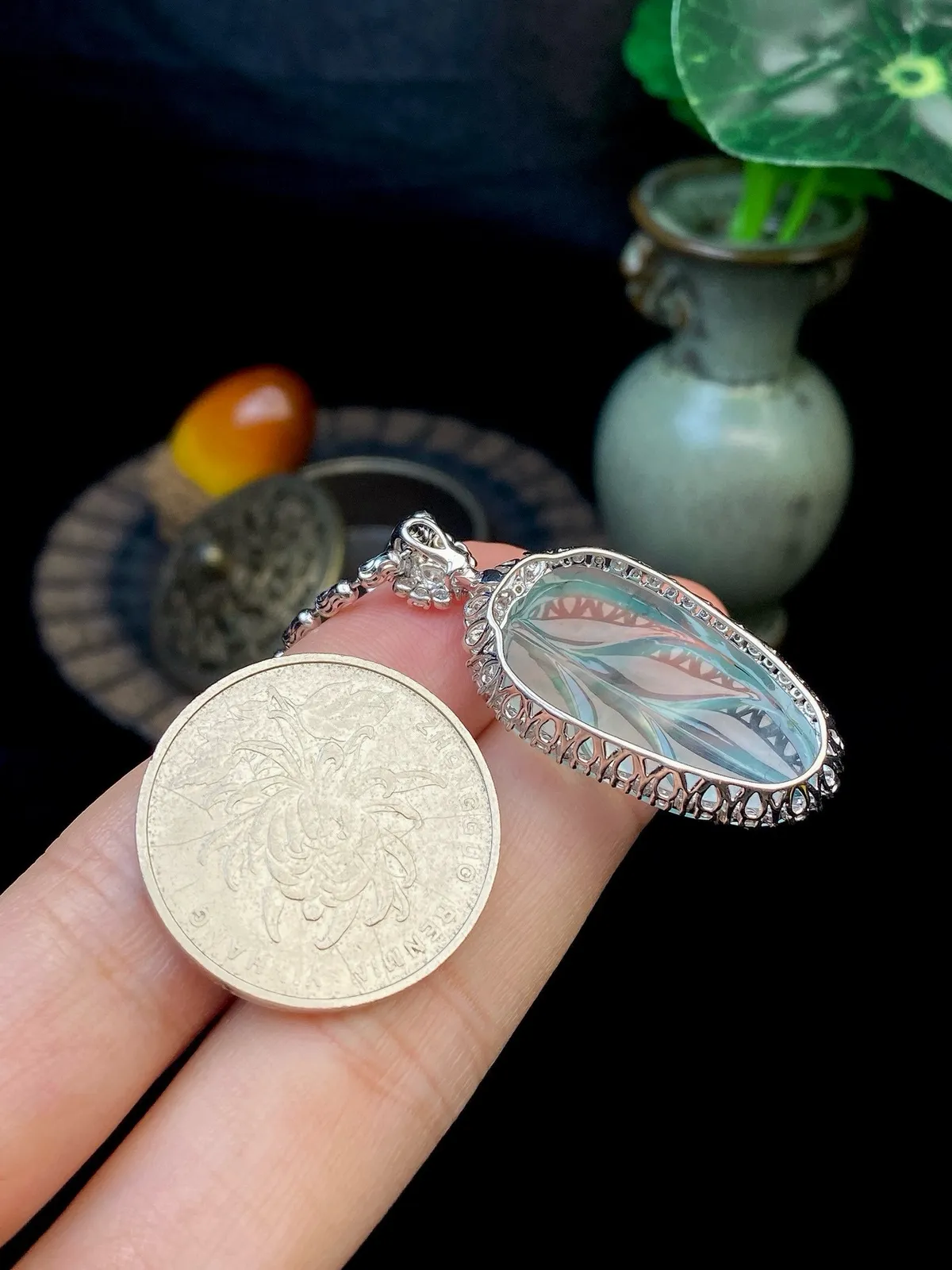 【冰种飘花叶子】金枝玉叶，质地细腻，冰润透亮，光泽出众，18k金钻镶嵌，裸石尺寸26*15.1*4.1毫米