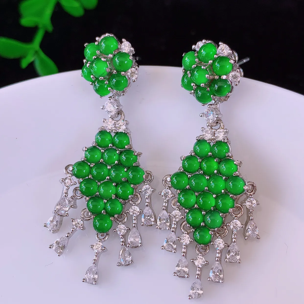 冰透满绿翡翠925银镶嵌耳坠，自然光实拍，翠色灵动，颜色漂亮，种老水足，品相佳，佩戴佳品！#97.16整体40*15*16裸石2.8*2.8