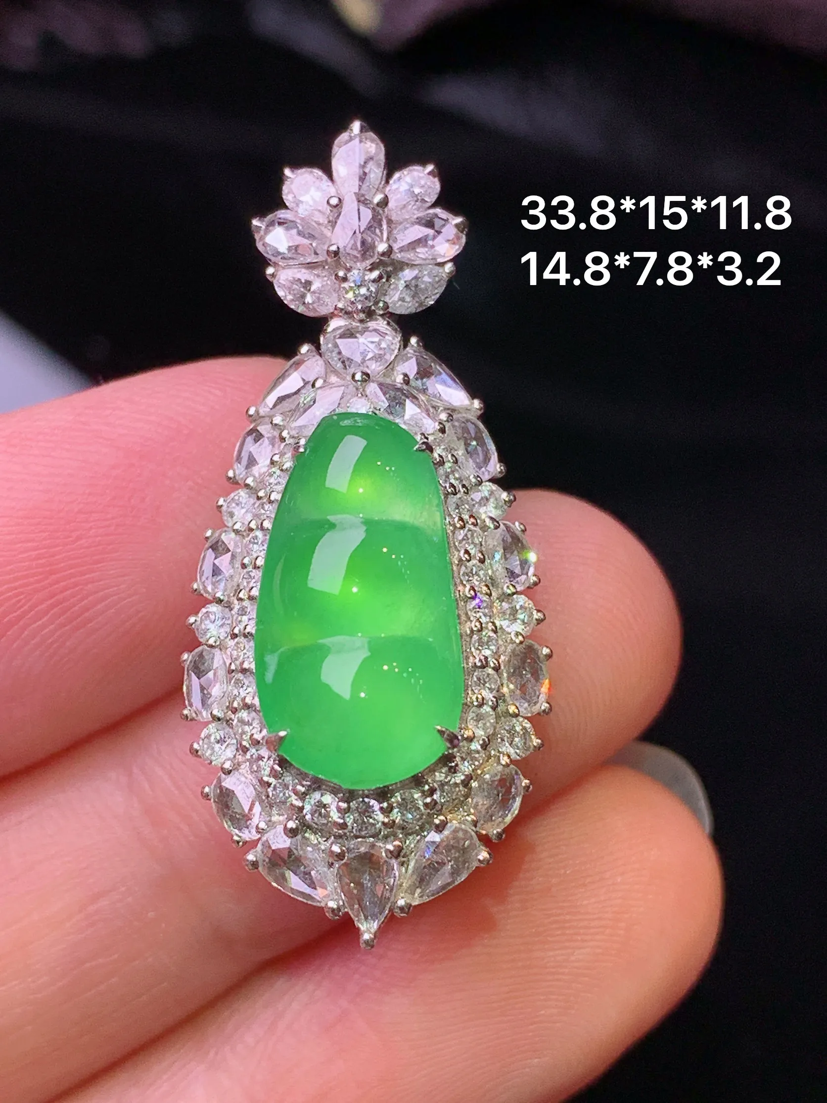 18k金钻镶嵌满绿四季豆吊坠 玉质细腻 色泽清新艳丽 整体尺寸33.8*15*11.8