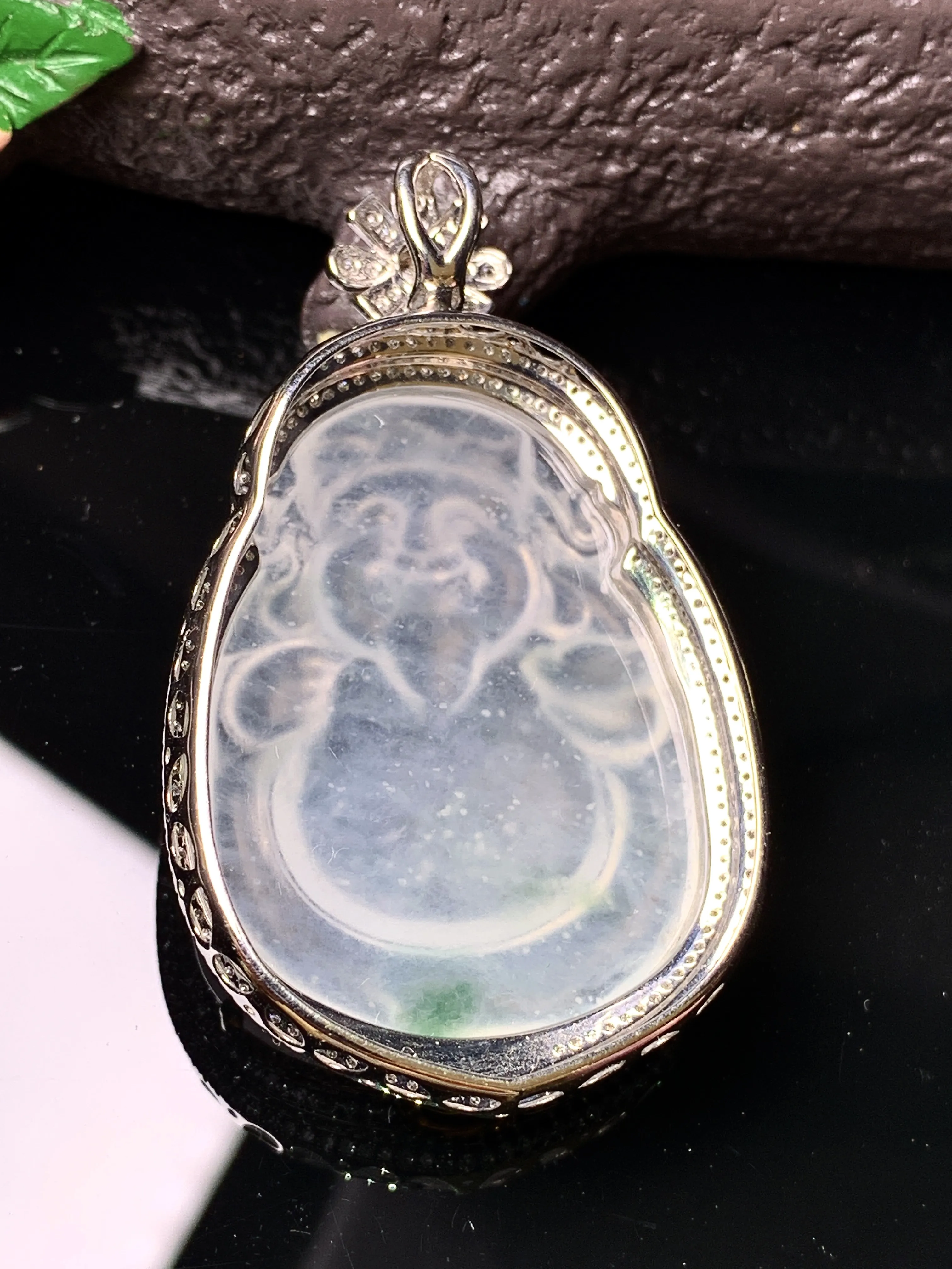 18k金钻镶嵌冰种财神吊坠 玉质细腻 色泽清新艳丽 整体尺寸49.5*29.6*10.3