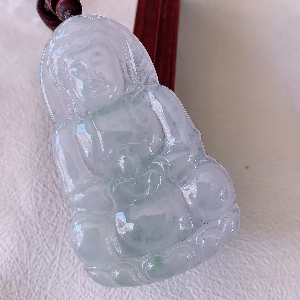 自然光实拍，大件冰飘花翡翠观音菩萨吊坠， 赐福翡翠观音，翠绿迷人，观音面相端庄，佩戴时尚出众！#46.16