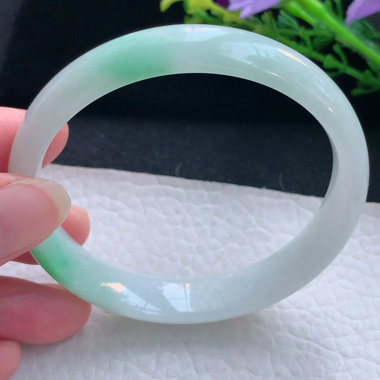 js自然光59*12*6.6你平安镯 翡翠a货玉手镯精美飘绿宽边玉手环