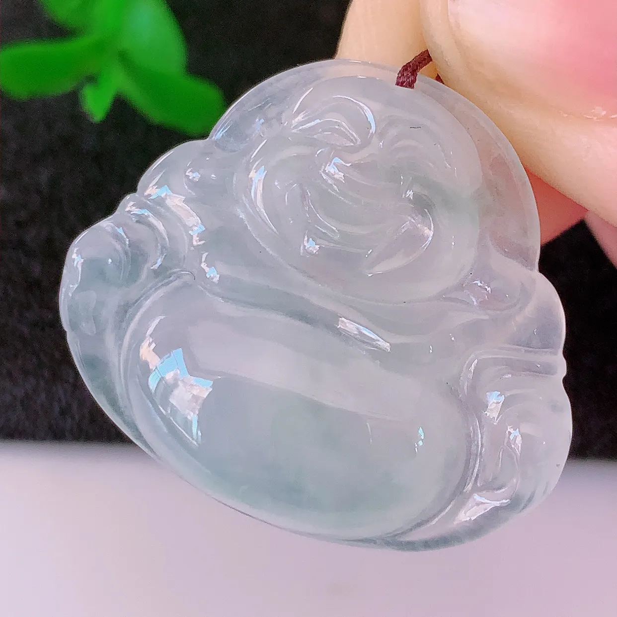 自然光实拍，冰种翡翠佛公，水灵起胶，翠色迷人，佛公在心中，一生平安，饱满圆润，开怀大笑佛公，配戴灵气