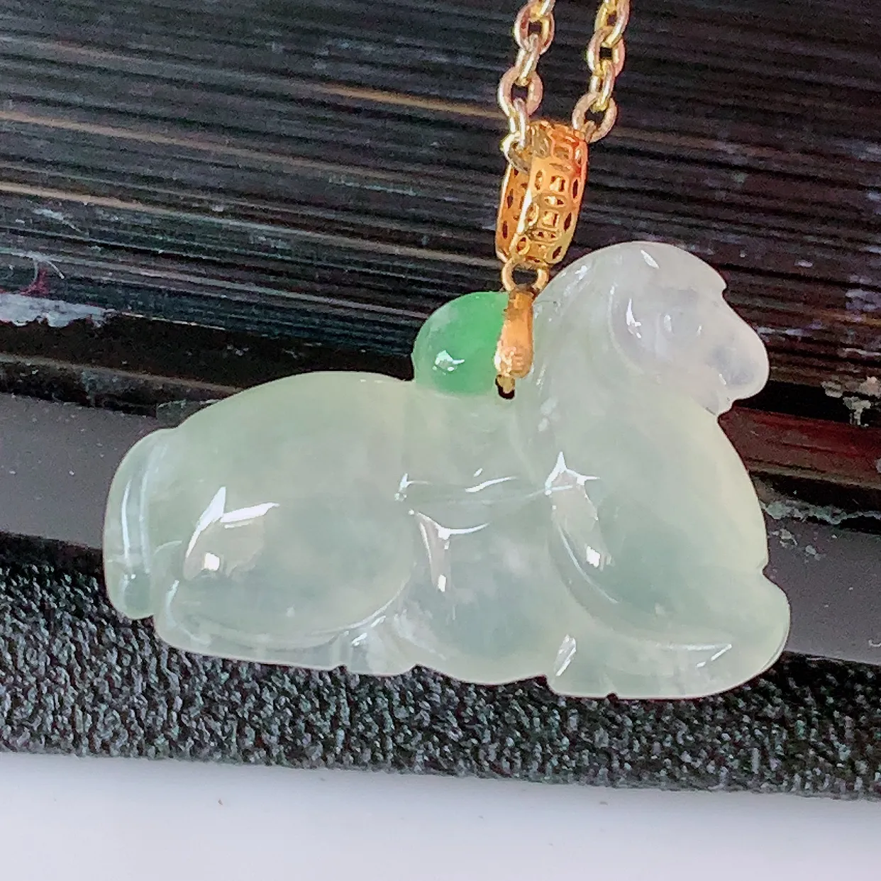 18k金镶嵌冰种飘绿翡翠生肖马上有钱吊坠，沁人心脾，精致典雅的设计，为佩戴者，增添色彩，送礼自留都是佳品选择！#1.16