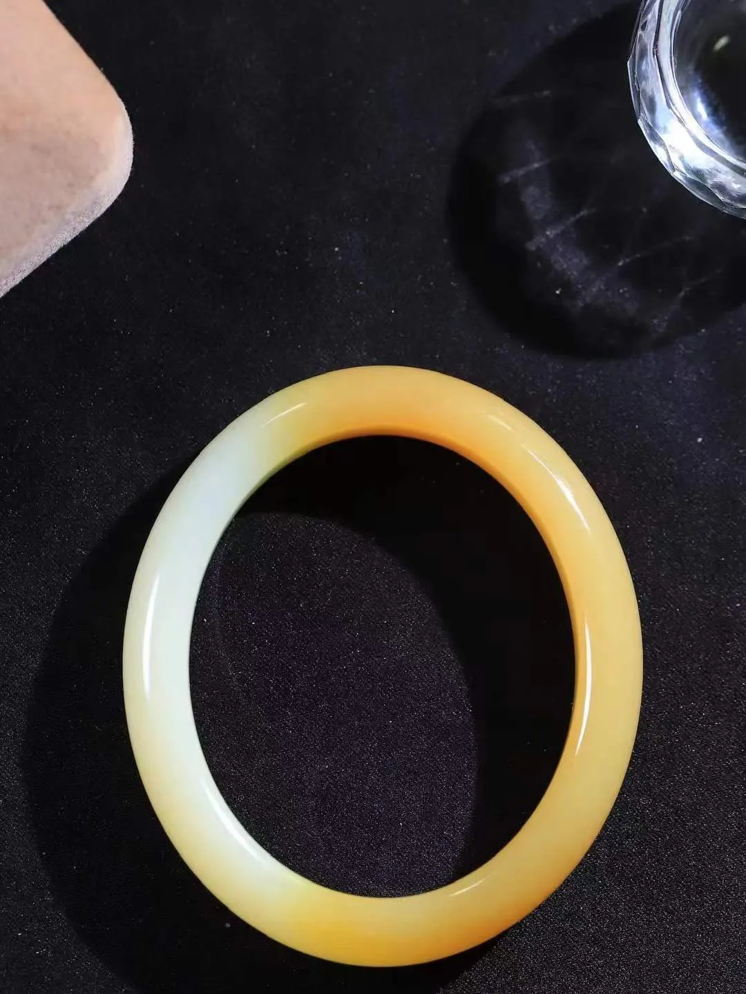 【贵妃镯.玉腕清响】    

精品和田玉糖白玉贵妃镯，玉质温润细腻 油性十足 相传杨贵妃十分