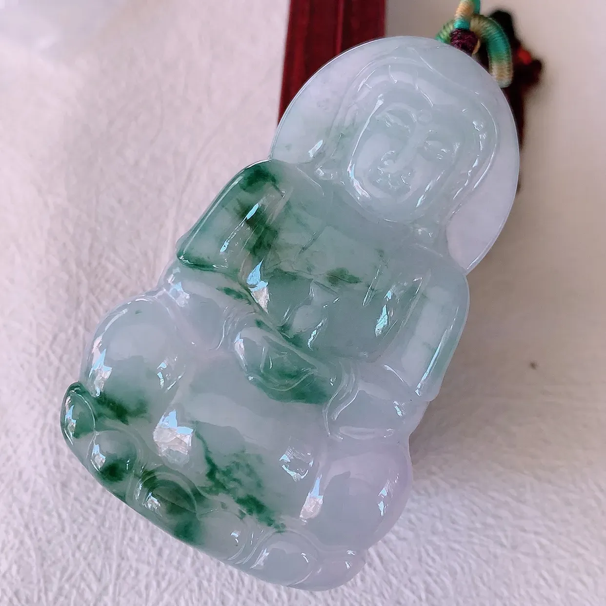 自然光实拍，大件冰飘花翡翠观音菩萨吊坠，赐福翡翠观音，翠绿迷人，观音面相端庄，佩戴时尚出众！#46.16
