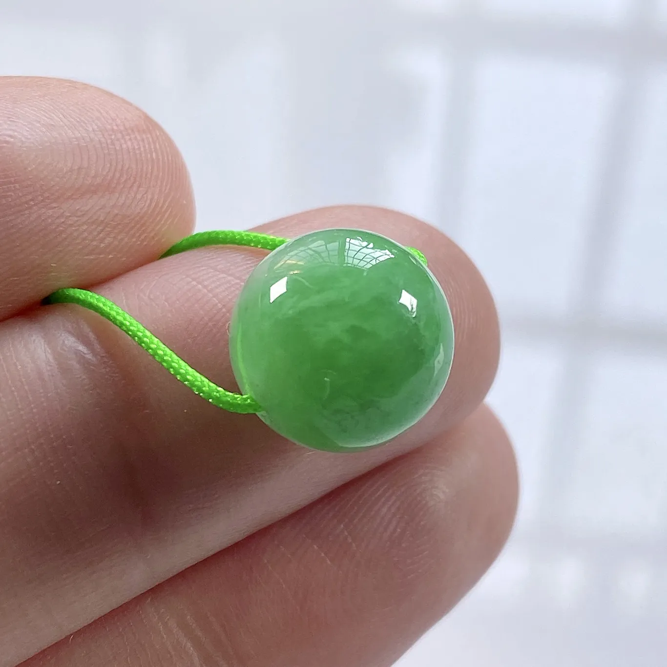 缅甸天然翡翠A货，卡12冰润满绿豆阳绿圆珠单珠一颗，尺寸：12mm/1颗，重量：3.10g（含绳），