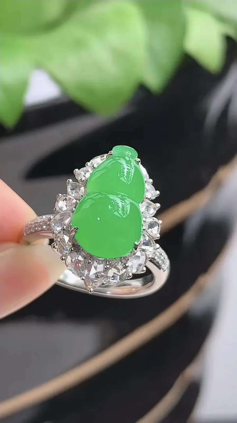 a货翡翠冰种18K金伴钻镶嵌阳绿葫芦戒指 圈口17.8裸石尺寸13.8×8mm 重量6.55g 12