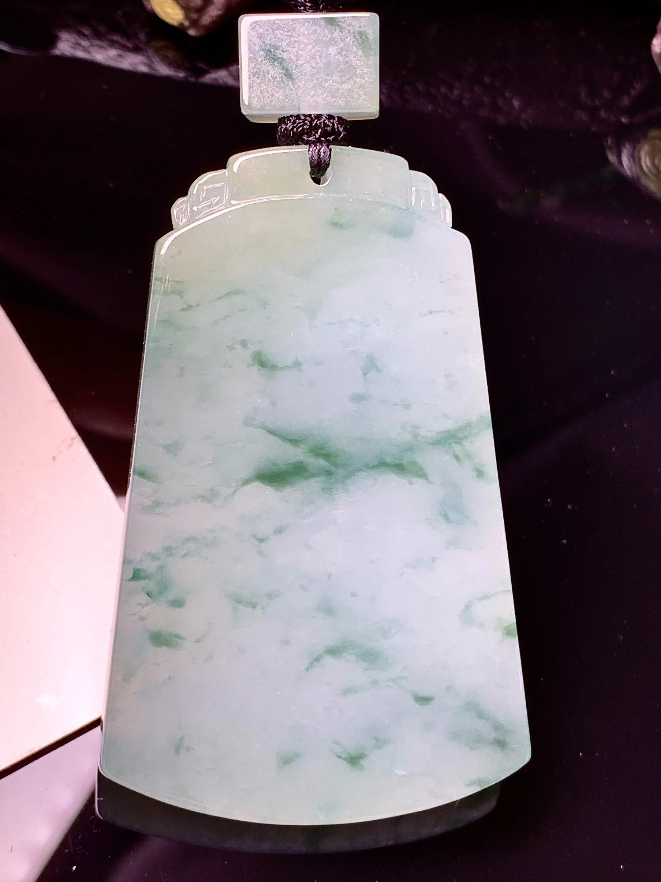 飘绿无事牌吊坠 玉质细腻 色泽清新艳丽 整体尺寸53.8*34.7*5.7