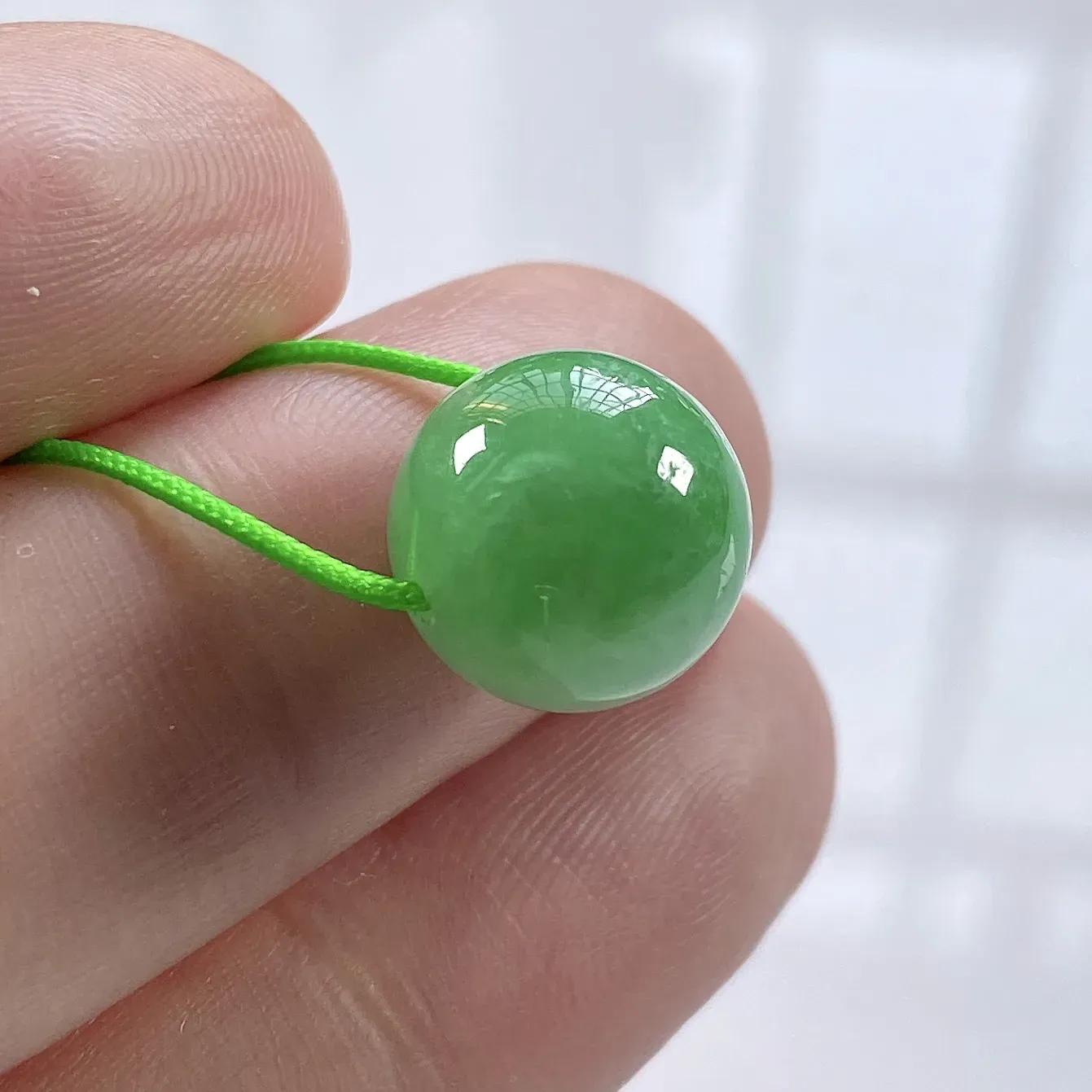 缅甸天然翡翠A货，卡12冰润满绿豆阳绿圆珠单珠一颗，尺寸：12mm/1颗，重量：3.10g（含绳），小棉纹。