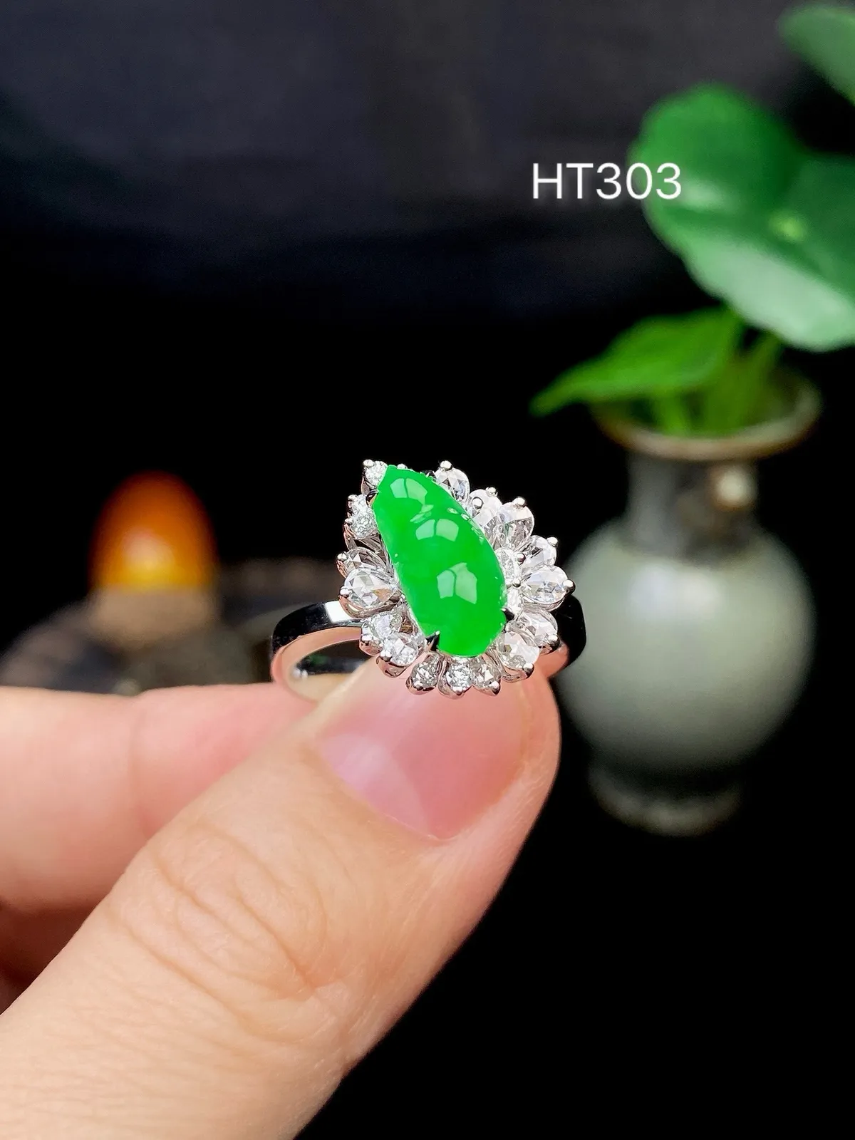 【冰种满绿福豆戒指】种水色俱全，冰透闪亮，通透感饱满度很好，18k金钻镶嵌，裸石尺寸11.8*5.5