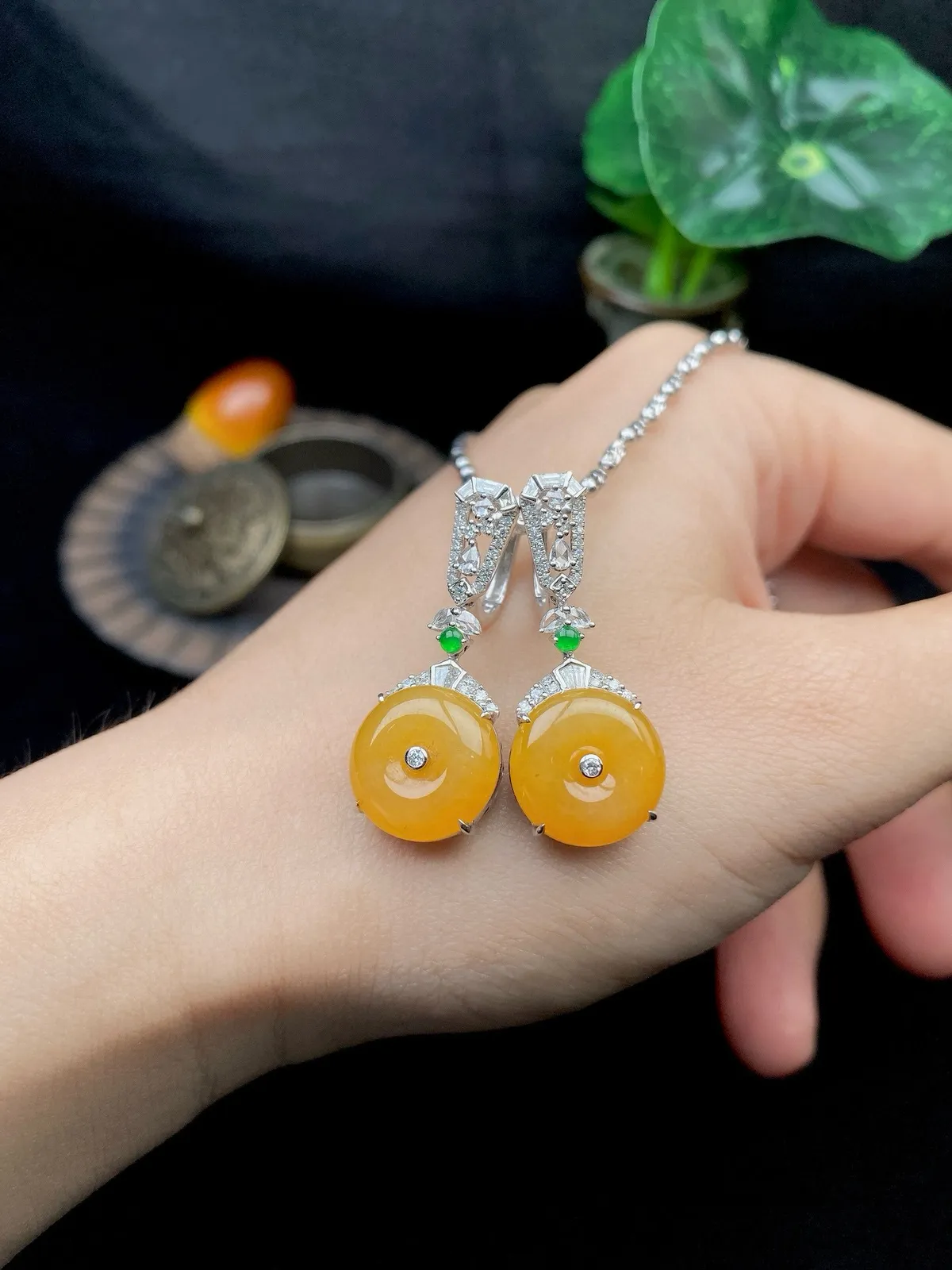 【冰种黄翡平安扣耳坠】质地细腻，种水上乘，纯净通透，收藏品质，18k金钻豪华镶嵌，裸石尺寸12.4*3.1毫米