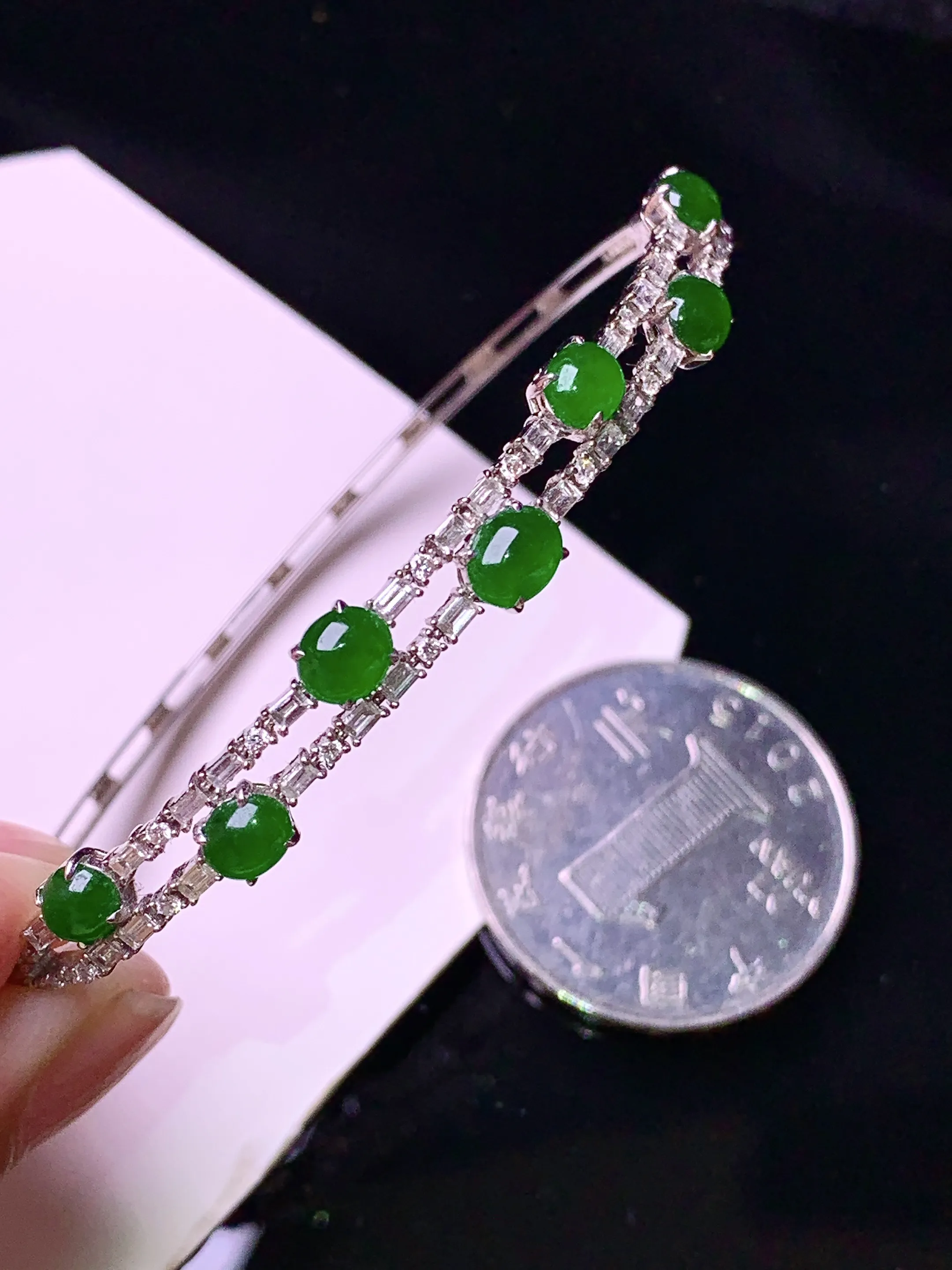 18k金钻镶嵌满绿蛋面手镯 玉质细腻 色泽清新艳丽 整体尺寸55.8*5.8*3.8