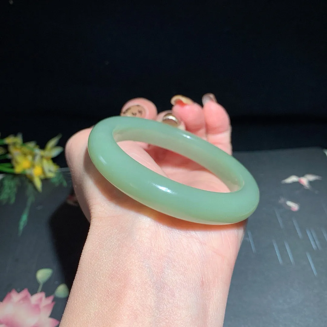 和田玉52圈晴水色手镯！玉质细腻油润 底色纯净  无裂无黑 脂粉好，品质高。