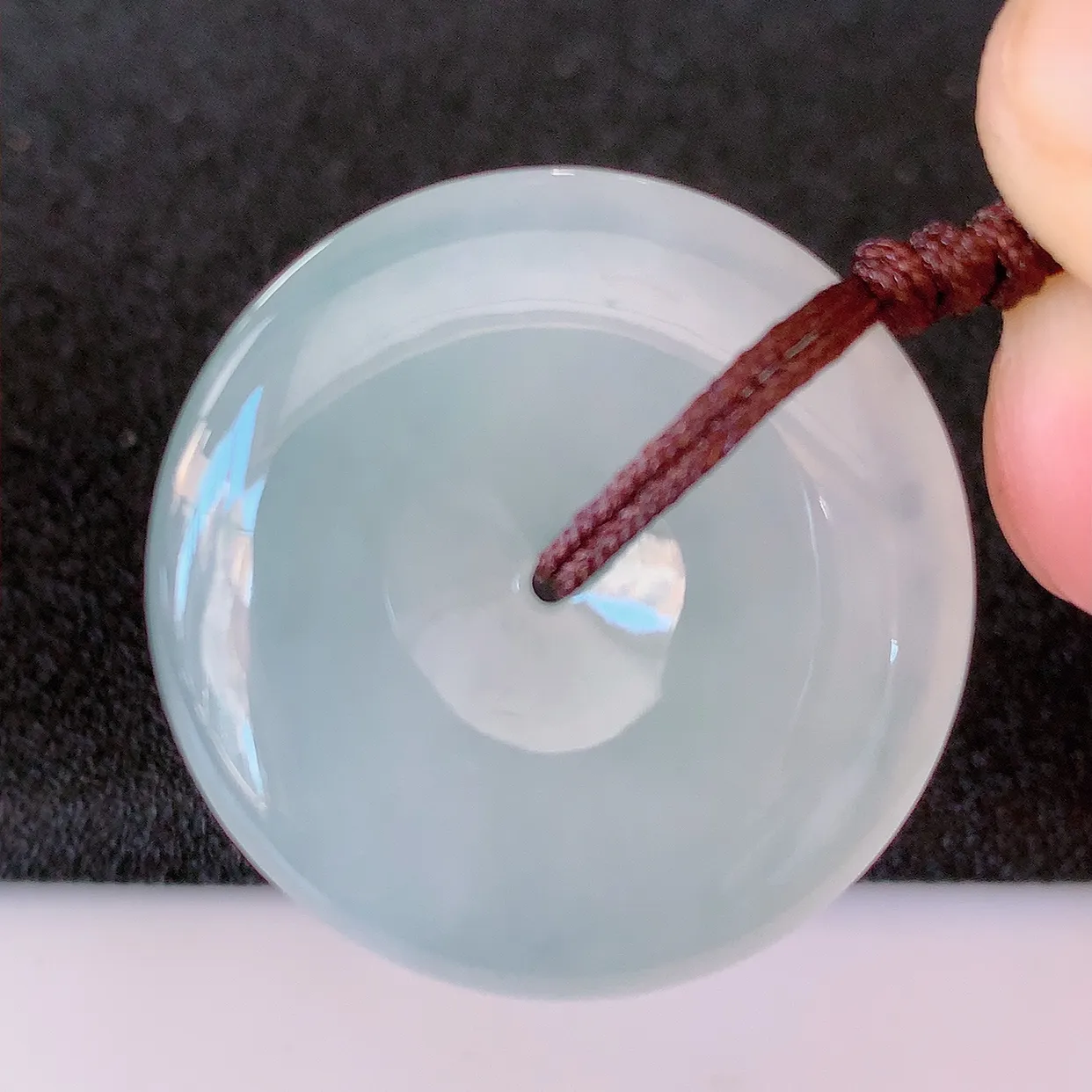 自然光实拍，冰种翡翠平安扣吊坠，玉扣，平安是福；很美的料子，平安扣佩戴优雅迷人！#41.16