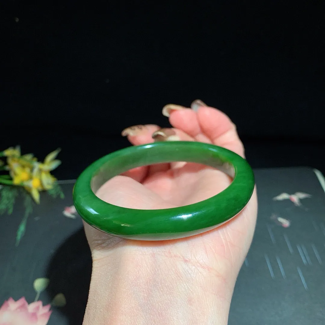 和田玉60圈口阳绿色碧玉手镯！玉质细腻油润 底色纯净 除了几个黑点外 无裂无杂 脂粉好，品质高