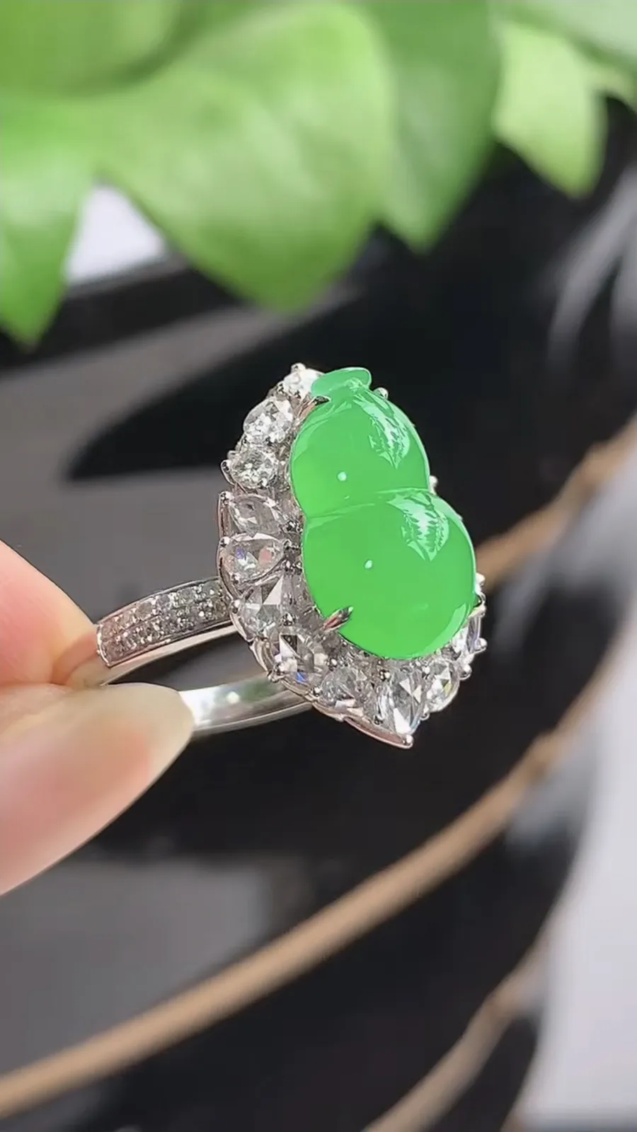 a货翡翠冰种18K金伴钻镶嵌阳绿葫芦戒指 圈口17.8裸石尺寸13.8×8mm 重量6.55g 12
