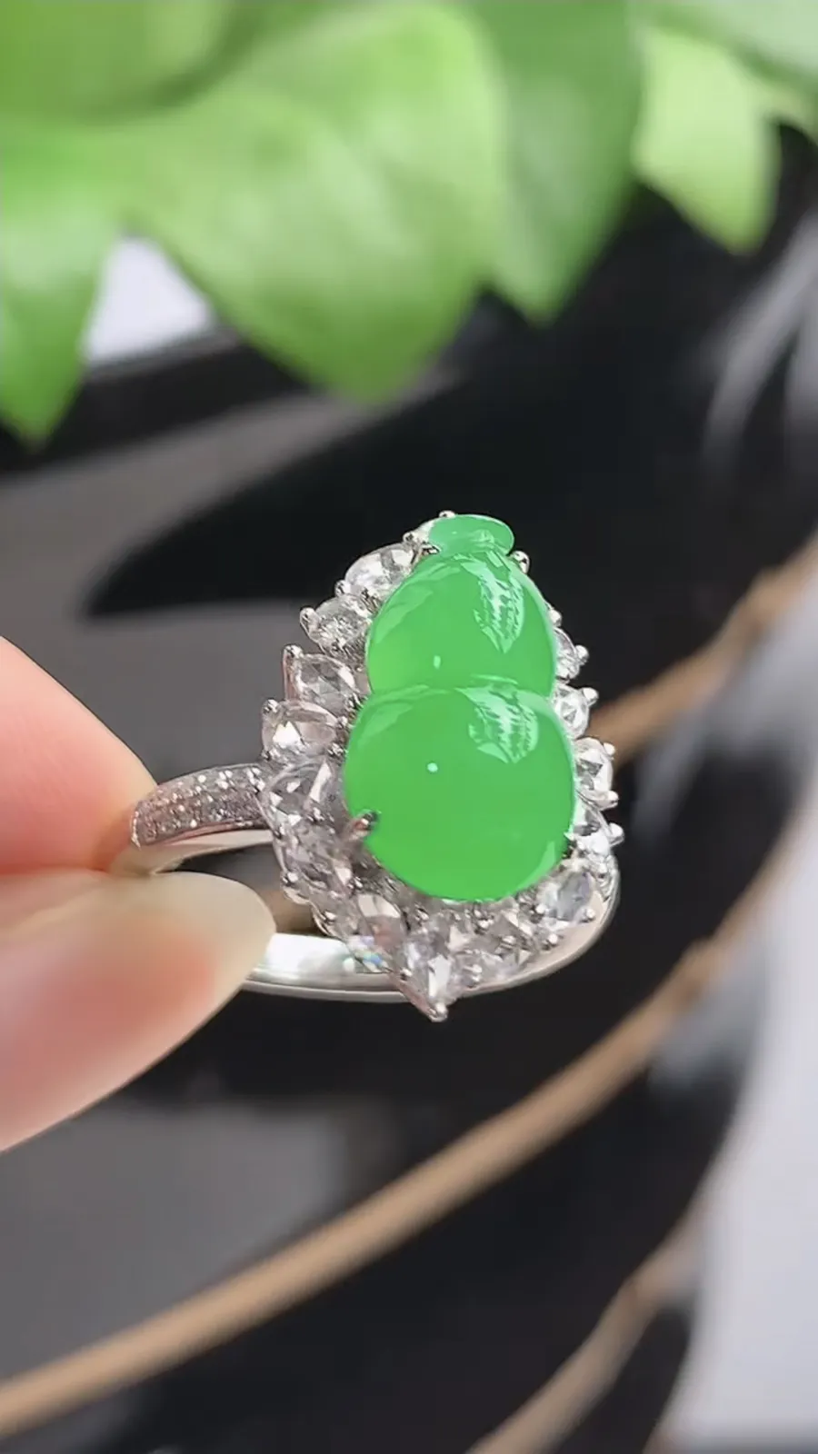 a货翡翠冰种18K金伴钻镶嵌阳绿葫芦戒指 圈口17.8裸石尺寸13.8×8mm 重量6.55g 1214