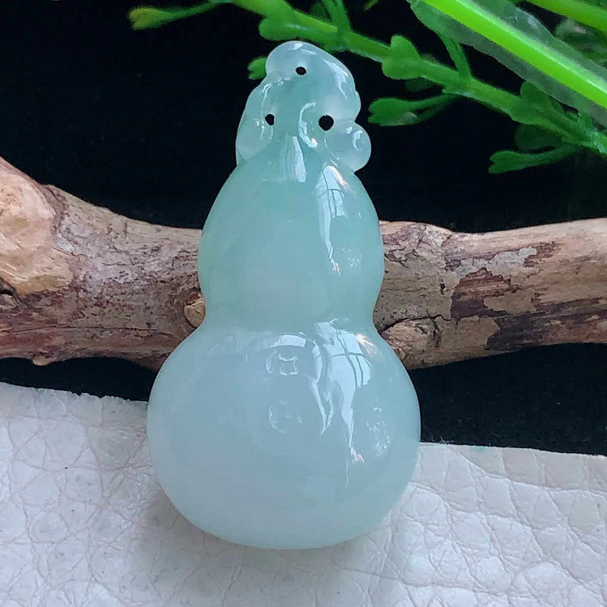 lz自然光36.8*19.8*12.5缅甸翡翠精雕冰胶飘花饱满葫芦玉吊坠 玉挂件