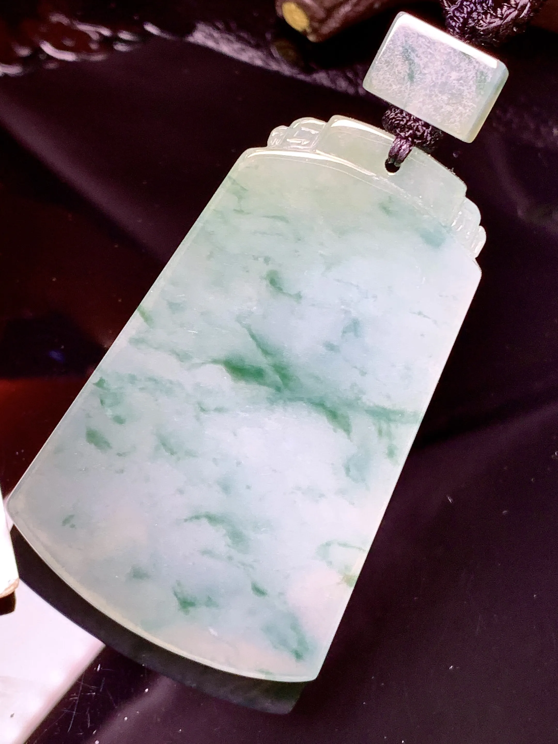 飘绿无事牌吊坠 玉质细腻 色泽清新艳丽 整体尺寸53.8*34.7*5.7