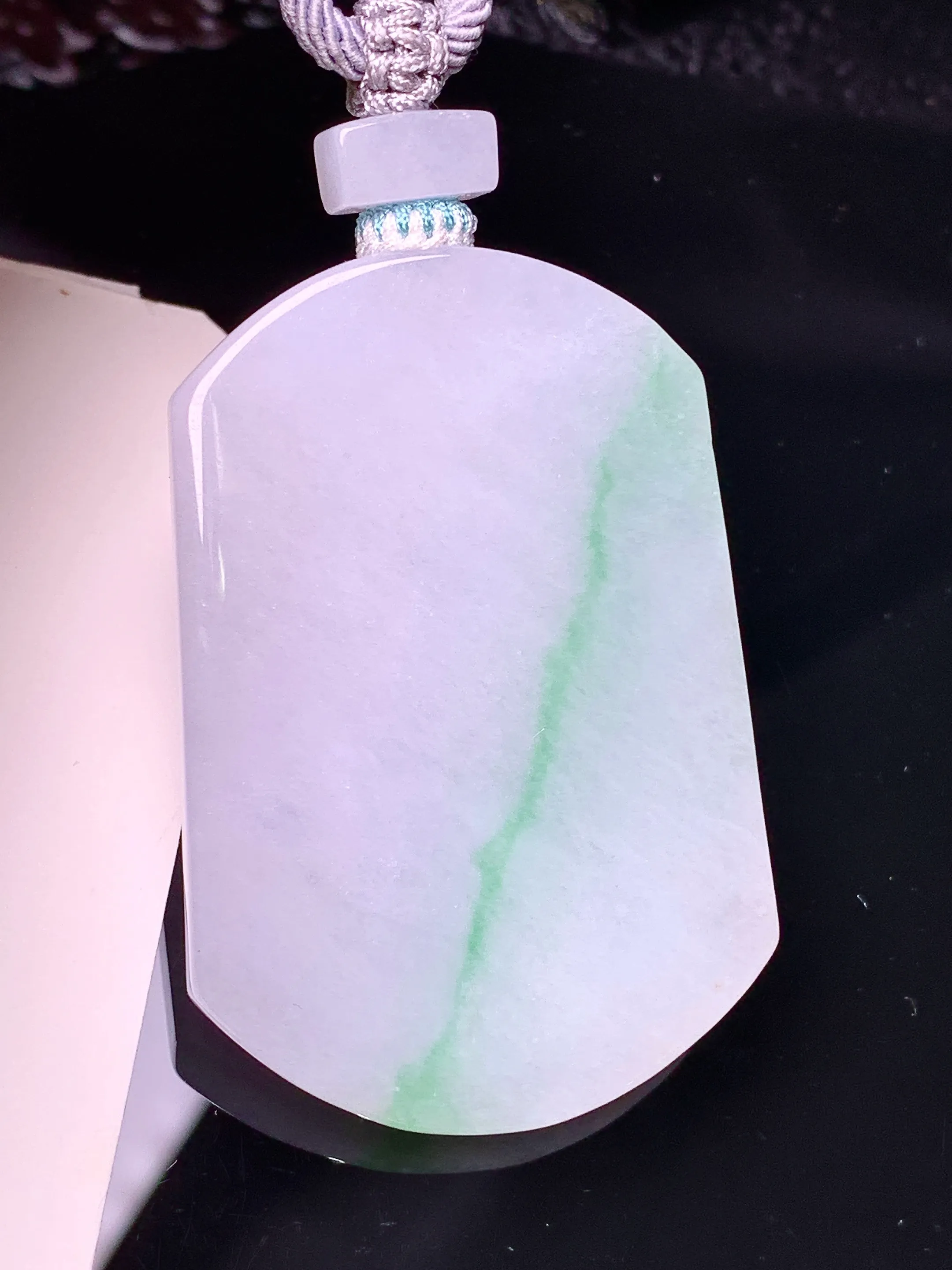 飘绿无事牌吊坠 玉质细腻 色泽清新艳丽 整体尺寸47.5*32.2*5.8