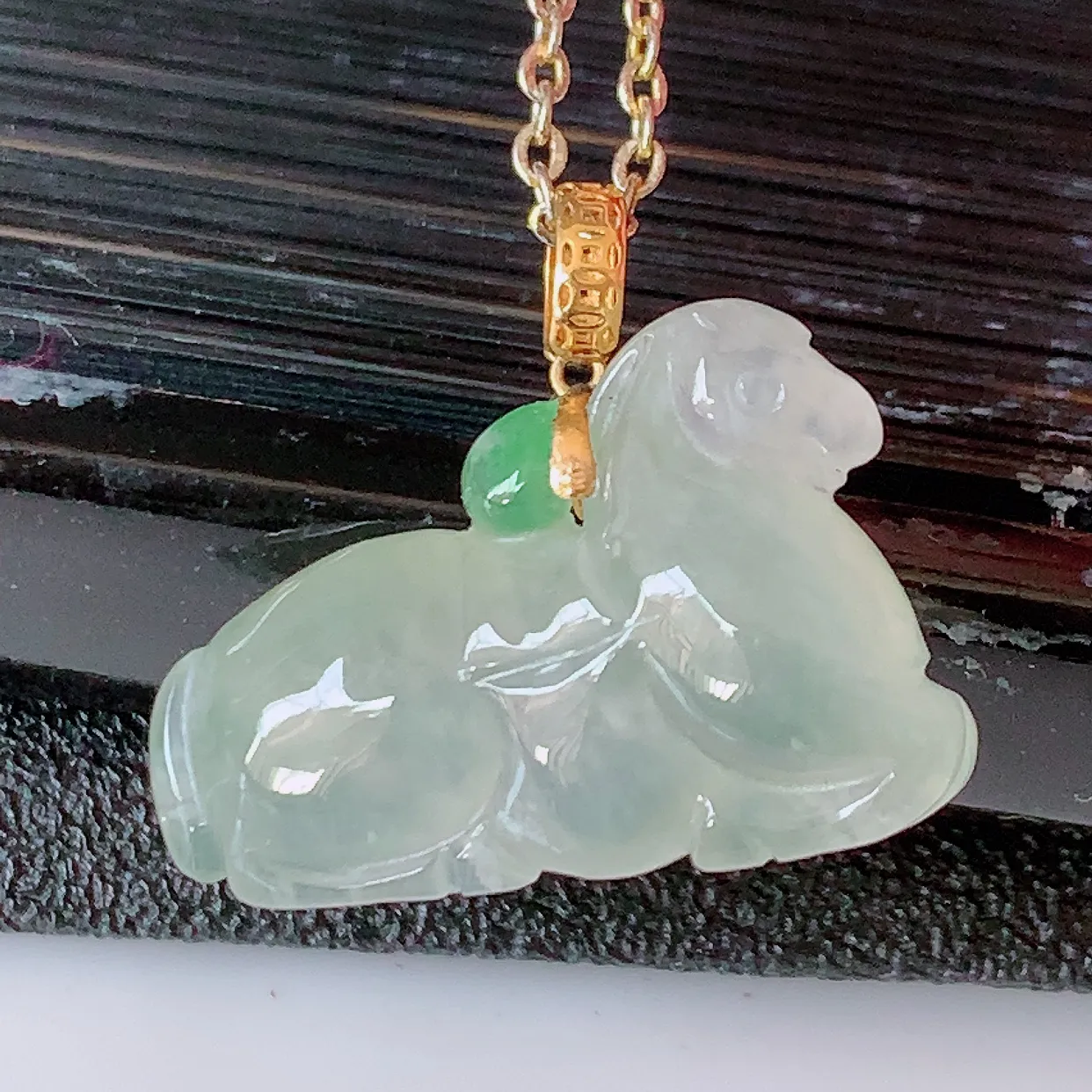 18k金镶嵌冰种飘绿翡翠生肖马上有钱吊坠，沁人心脾，精致典雅的设计，为佩戴者，增添色彩，送礼自留都是