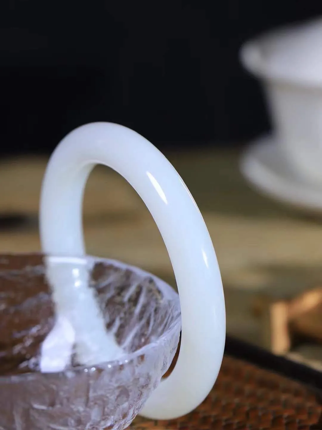 【玉佳人·手镯】

精品️和田玉白玉圆条手镯 ，玉质细腻油润，做工细致精美，端庄素雅，亭亭玉立，芊芊素手。芊芊素手，怎能忘镯？秀美圆条，更显婀娜。内径57mm 尺寸10.8-10.6mm重55.37克691201780A