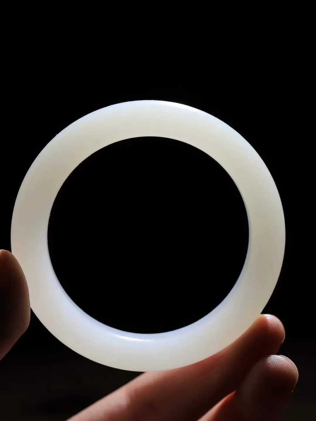 【花样年华·手镯】

精品和田玉白玉手镯，质地油润细腻，色泽高贵典雅，镯型古朴典雅。在诗情画意的雨巷相遇，你是我腕间的一抹风情，有你眸有深情，清风荡漾湖间静水，我愿俯身低眉，在烟波涟漪处，寻你深情倩影。内径54.5mm尺寸11.3-9.7mm 重54.03克fDA-781271724