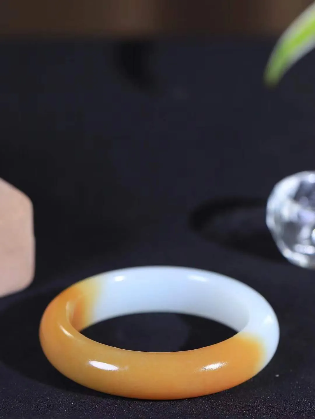 【暖玉生香·手镯】

精品和田玉糖白玉手镯，质地油润细腻，色泽高贵典雅，镯型古朴典雅。在诗情画意的