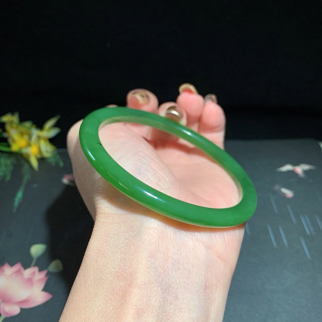 和田玉61.6圈口菠菜绿碧玉手镯！玉质细腻油润 底色纯净 除了一个黑点外 无裂无杂 脂粉好，品质高