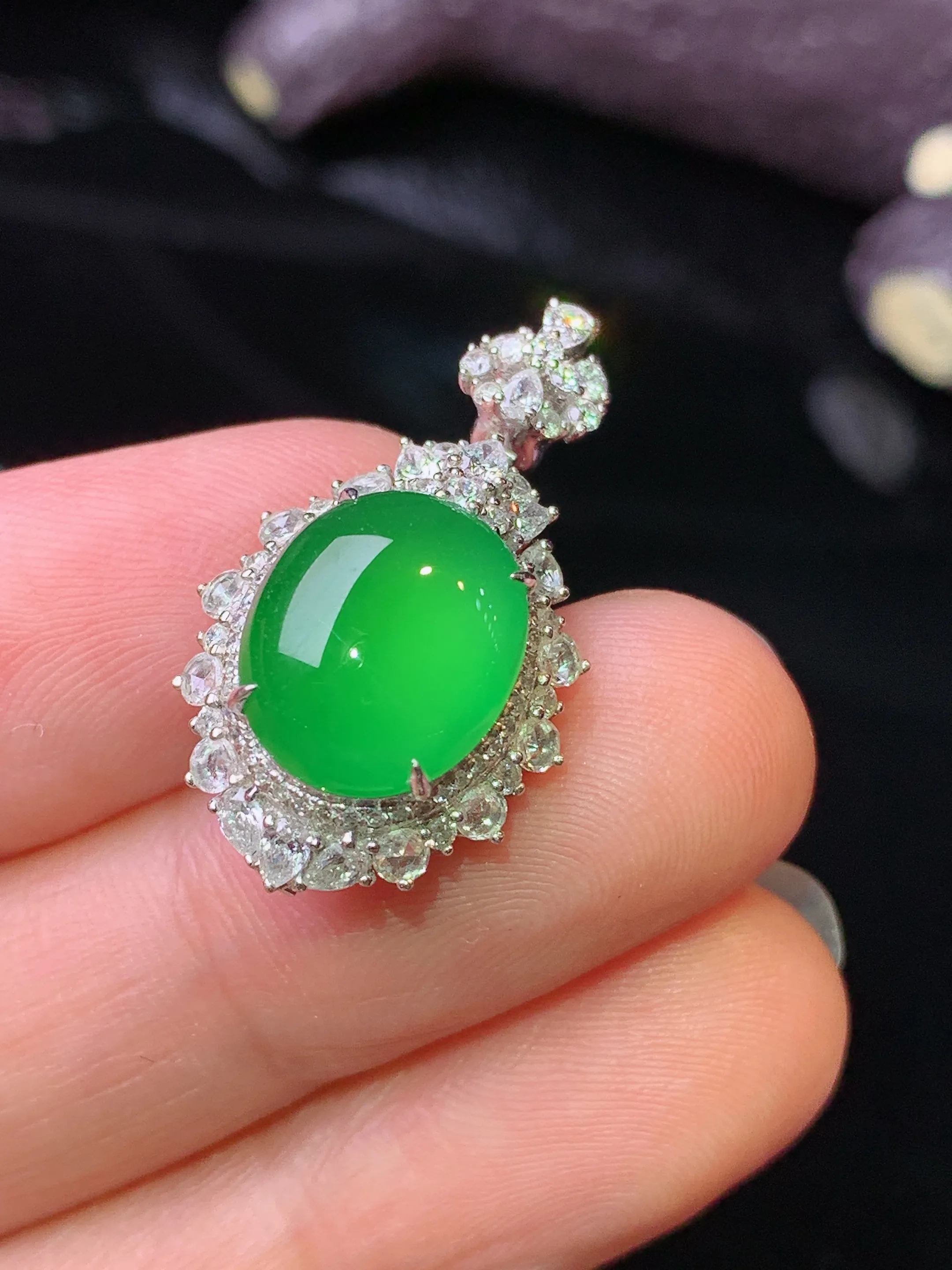 18k金钻镶嵌满绿蛋面手链吊坠两用款 玉质细腻 色泽清新艳丽 整体尺寸25.6*14.8*10.2