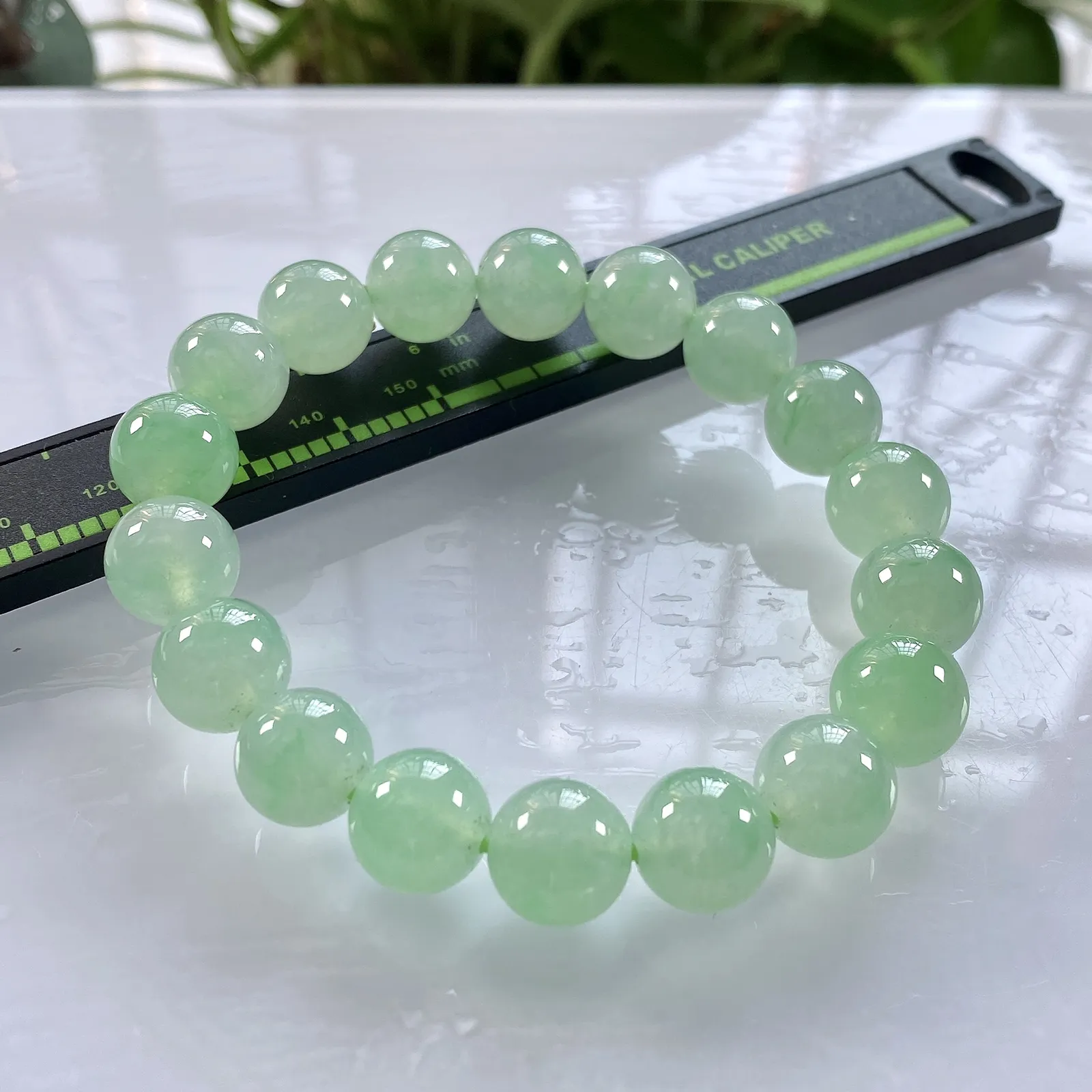 缅甸天然翡翠A货，卡11冰种起胶晴底略飘绿圆珠手串手链，尺寸：11mm/18颗，重量：42.00g