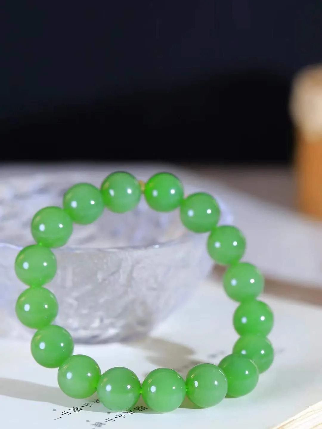 【珠圆玉润.手串】

精品和田玉碧玉珠圆玉润手串 玉质温润细腻  整串打磨圆润，佩戴舒适。珠珠落玉盘，间关莺语花底滑，一生美好时光，无论身在何处，都有它相伴相守。事事顺遂，幸福美满，吉祥如意。重46克 尺寸取一12mm FDL-161201813