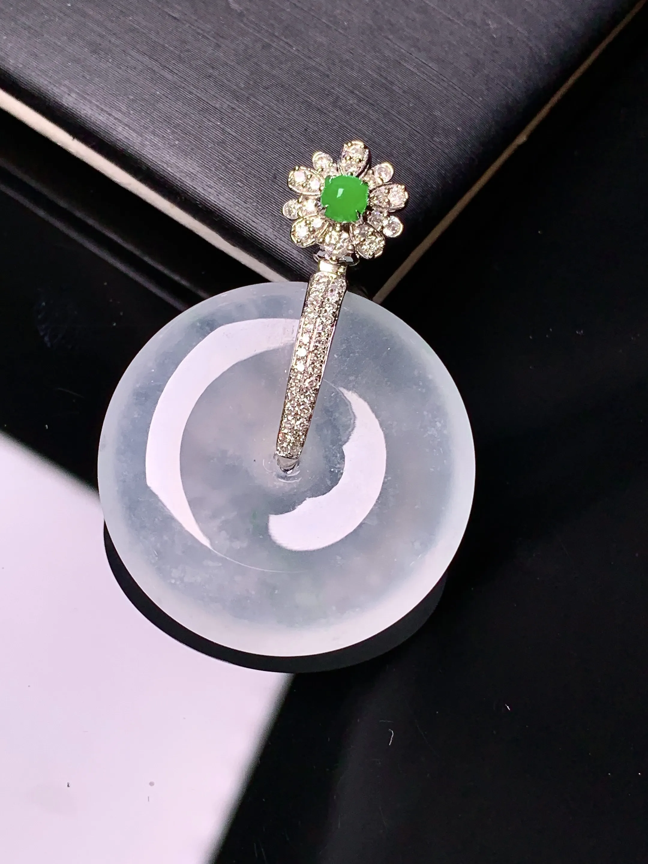 18k金钻镶嵌冰种平安扣吊坠 玉质细腻 色泽清新艳丽 整体尺寸34.8*25*5.5