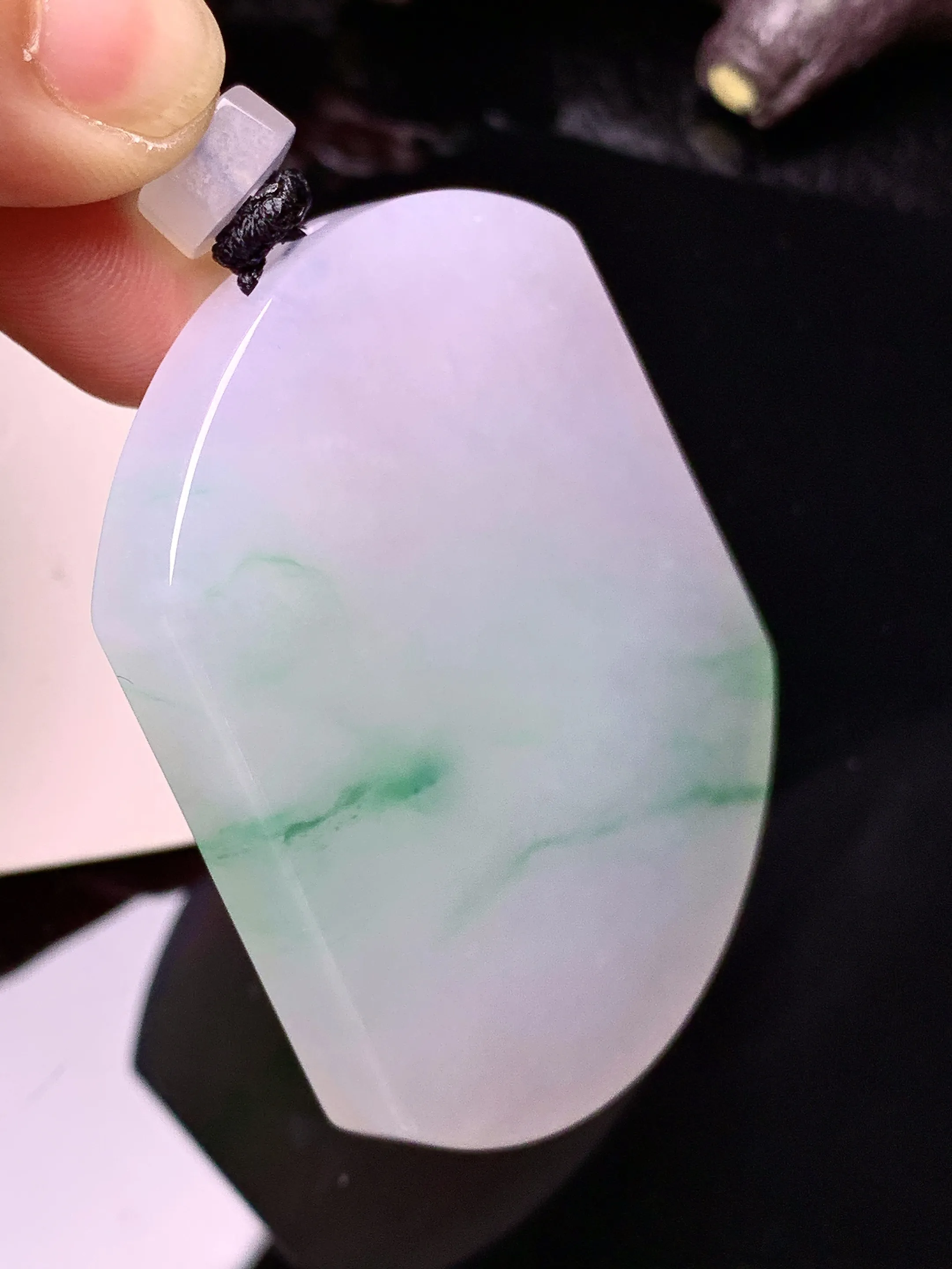 飘绿无事牌吊坠 玉质细腻 色泽清新艳丽 整体尺寸54*45*6.2