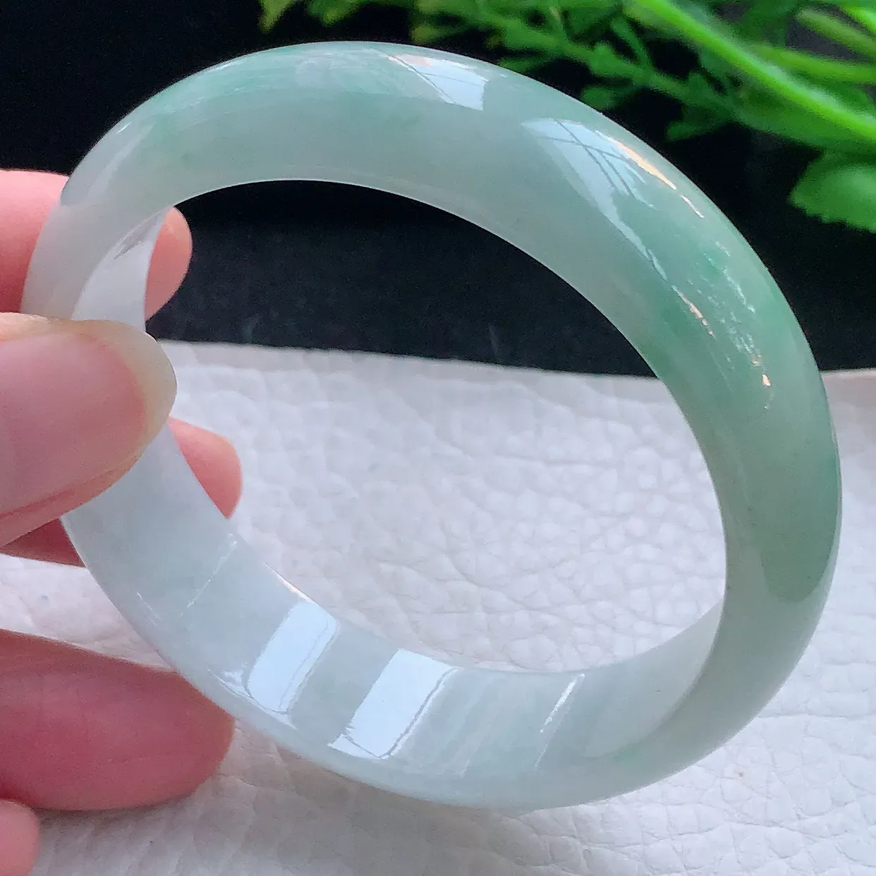 js自然光55*15.6*6.8轮胎镯 翡翠a货玉手镯精美半山水宽边玉手环